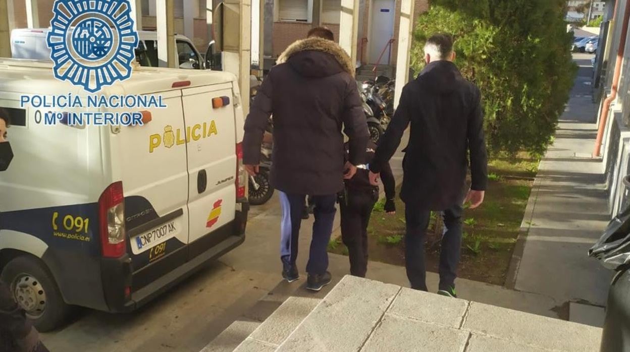 Dos de los detenidos son conducidos a dependencias policiales