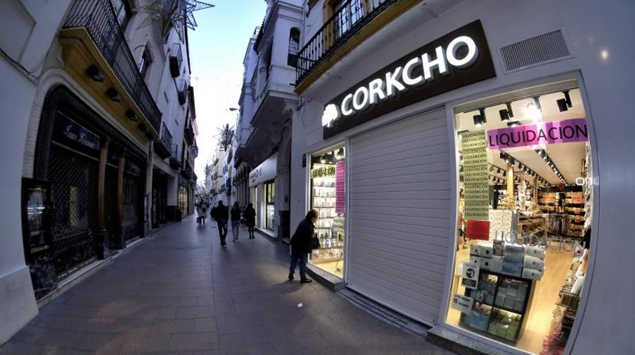 Comercios cerrados en pleno centro de Sevilla una vez dan las seis de la tarde