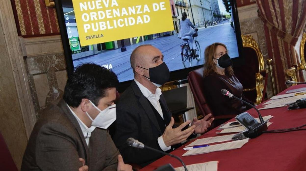 El delegado de Hábitat Urbano, Antonio Muñoz, durante la rueda de prensa