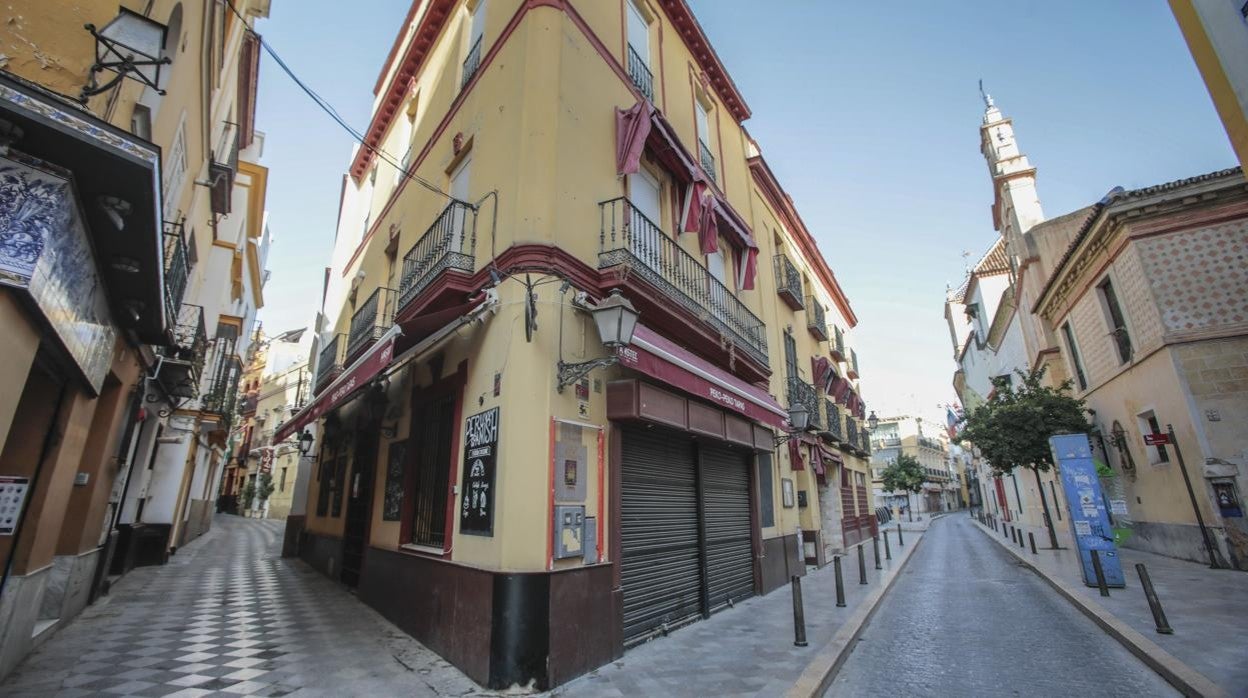 Un bar de Sevilla cerrado durante la pandemia