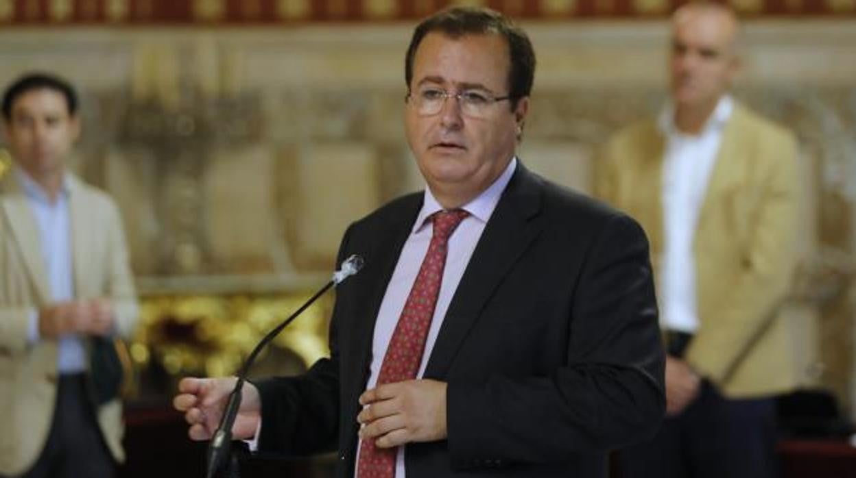 Cabrera en un acto en el salón de plenos del Ayuntamiento de Sevilla