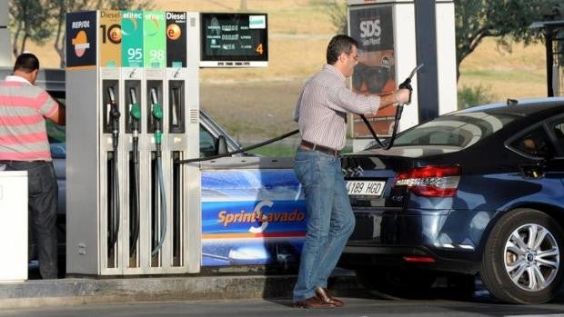 Un estudio municipal delimitará la distancia mínima de 50 metros entre nuevas gasolineras y pisos de Sevilla