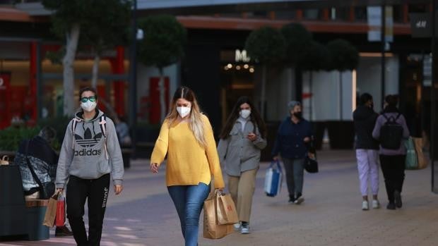 El tiempo primaveral y el fin del cierre perimetral animan las calles de la ciudad