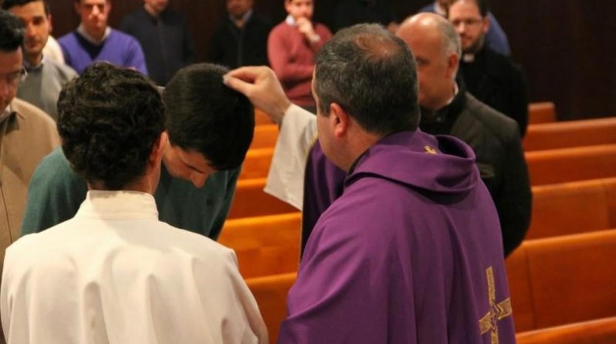 El sacerdote tomará la ceniza y la dejará caer sobre la cabeza de cada uno de los fieles