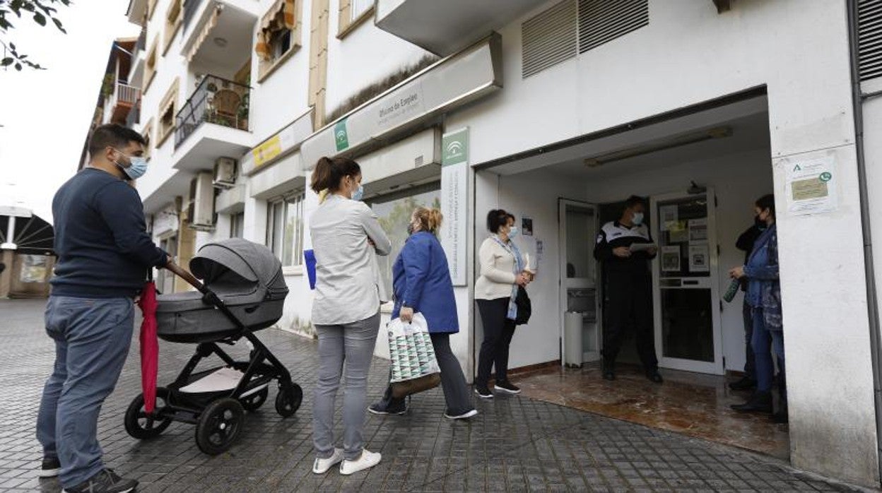 Parados en la cola de una oficina de empleo del SAE