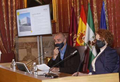 Antopnio Muñoz y Adela Castaño durante la presentación del proyecto en el Ayuntamiento