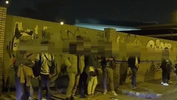 La Policía Local de Sevilla denuncia a 27 jóvenes de botellona en Reina Mercedes