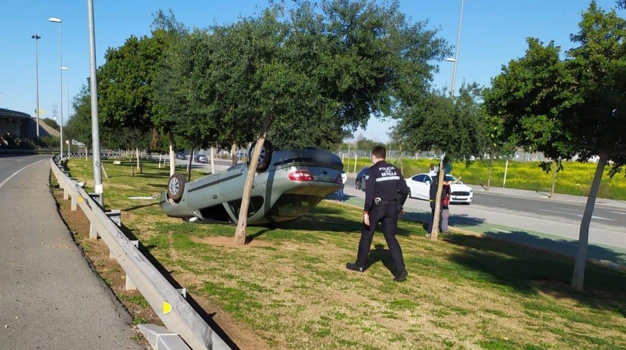 Vehículo siniestrado en una de las calles cercanas al centro comercial Cotsco de Sevilla