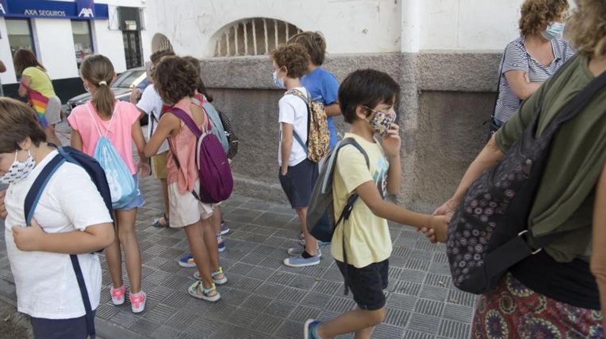 Niños en la puerta de un colegio en Sevilla