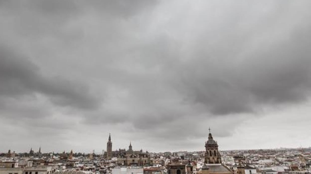 La ciudad de Sevilla bajo un manto de nubes