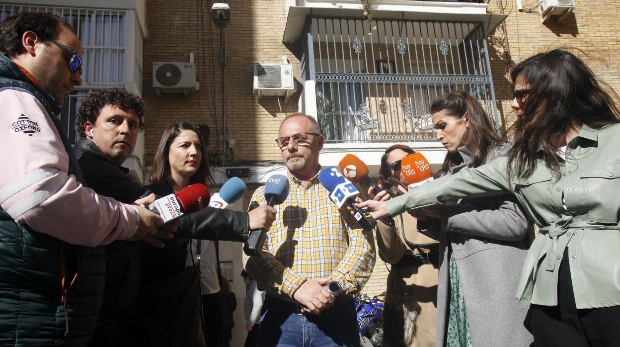 Antonio del Castillo atiende a los medios de comunciación en la puerta de su casa, en una imagen de archivo