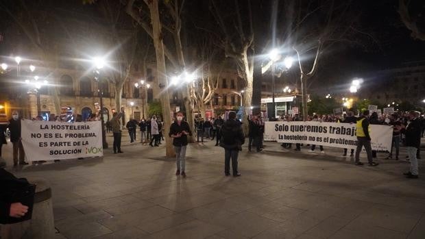 Un grupo de hosteleros de Sevilla pide la apertura de los bares sin restricciones