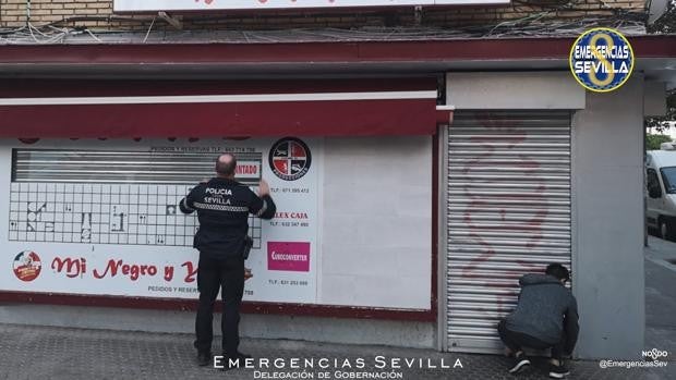 Hasta 120 personas en un bar sin mascarillas en Sevilla