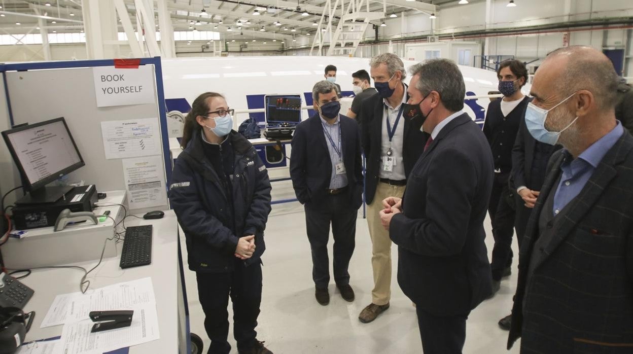 El alcalde junto al delegado de Hábitat Urbano conversa con una trabajadora en la visita al centro industrial