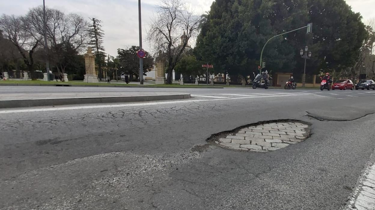 Uno de los baches que hay junto al Casino de la Exposición