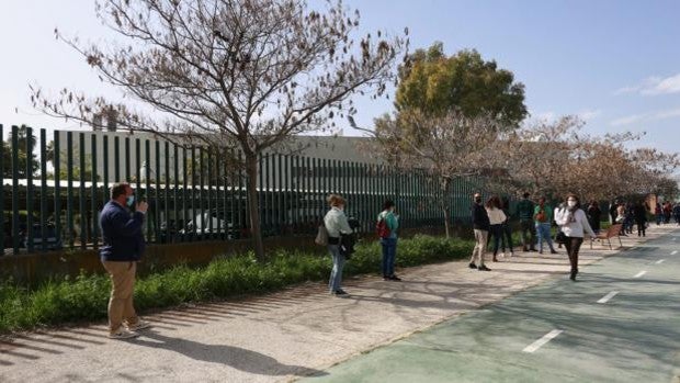 Empieza en Sevilla la vacunación de policías nacionales y el próximo lunes será el turno de guardias civiles