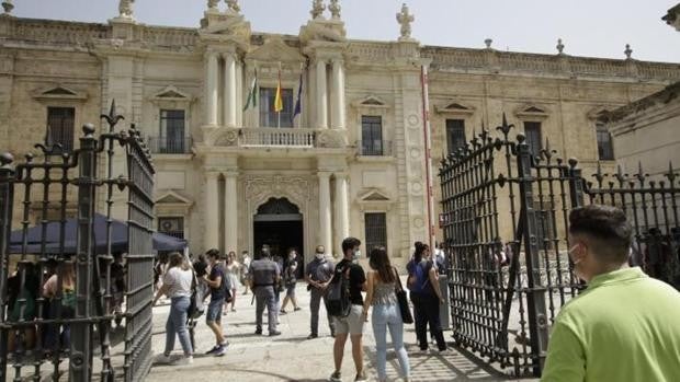 La Universidad de Sevilla vuelve a la semipresencialidad el lunes tras el paso al nivel 2 de la alerta sanitaria