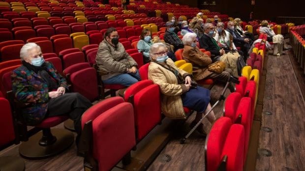 El seguro y feliz regreso de los mayores al teatro en Sevilla