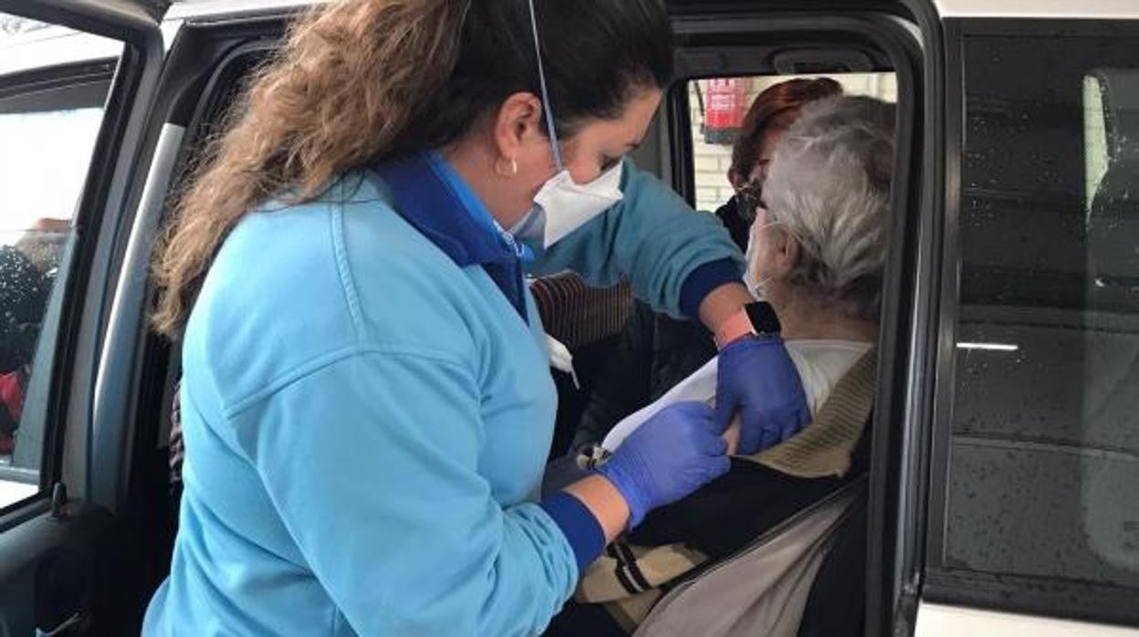 La vacunación de los mayores continúa en Sevilla