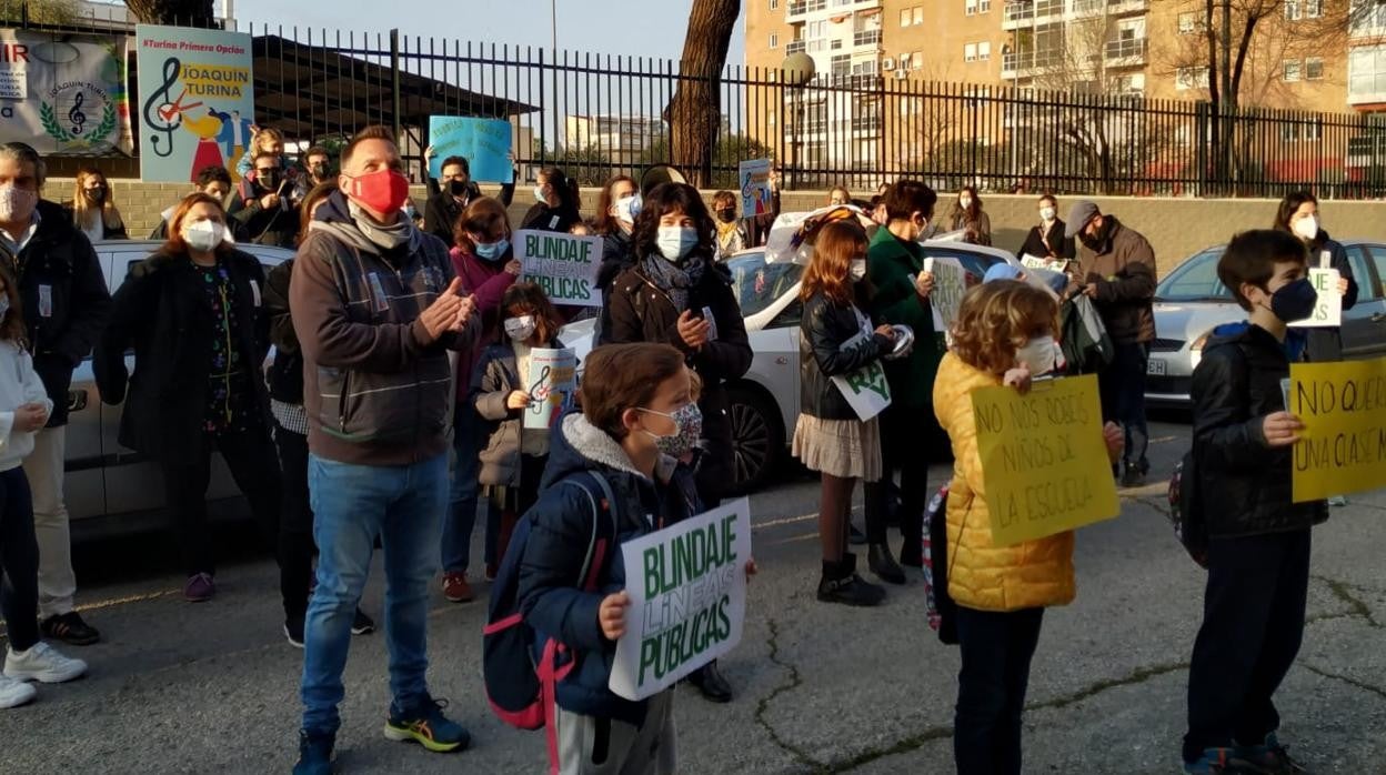 Protesta de padres a las puertas del colegio Joaquín Turina