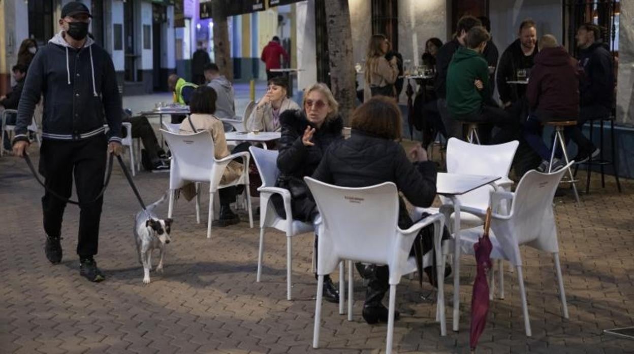 Varias personas consumen en una terraza de Sevilla capital