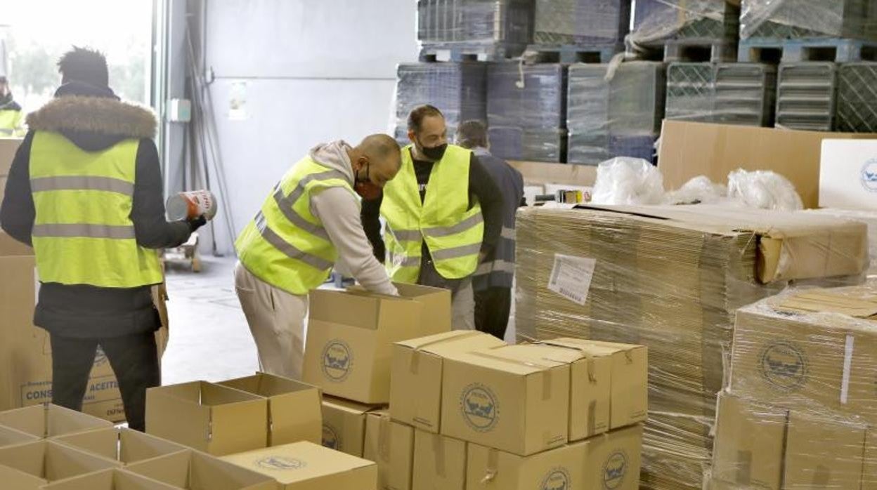 Voluntarios trabajando en la nave que Mercasevilla ha cedido al Banco de Alimentos de Sevilla