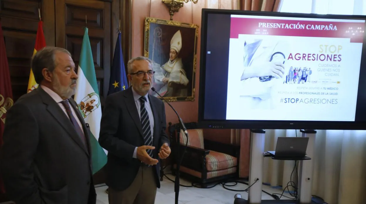 Alfonso Carmona y Juan Manuel Flores en la campaña contra las agresiones en el Ayuntamiento de Sevilla