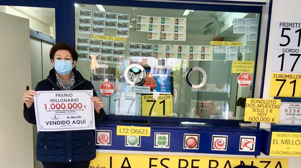 Elena Esquinas posa con el cartel que informa del millón que repartió la pasada noche