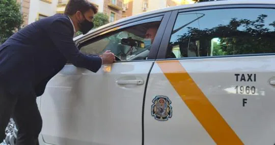 Beltrán Pérez dialoga con un taxista sevillano