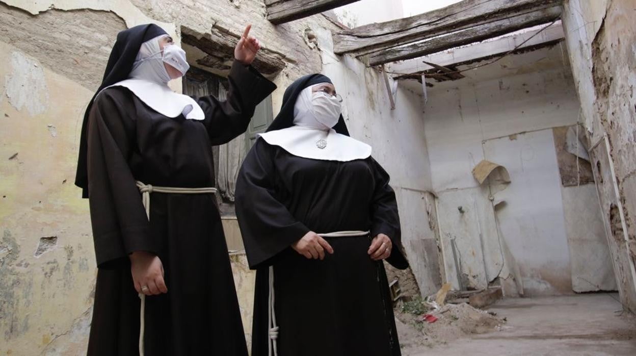 Dos monjas clarisas de Santa Inés en la Casa del Portero