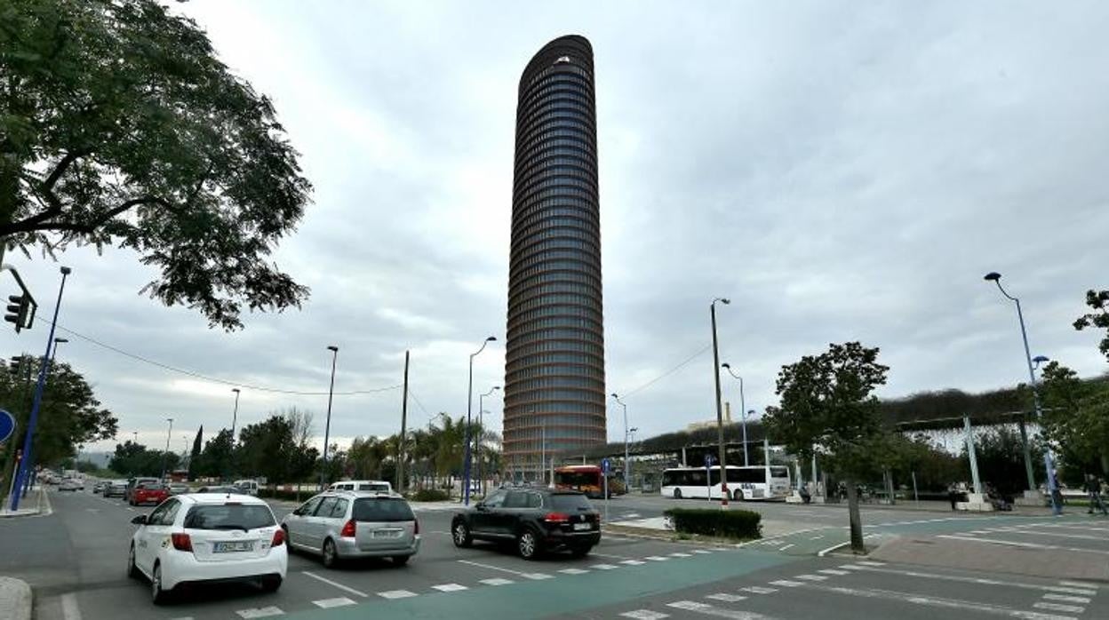 Explanada de Puerta Triana junto a la Torre Sevilla