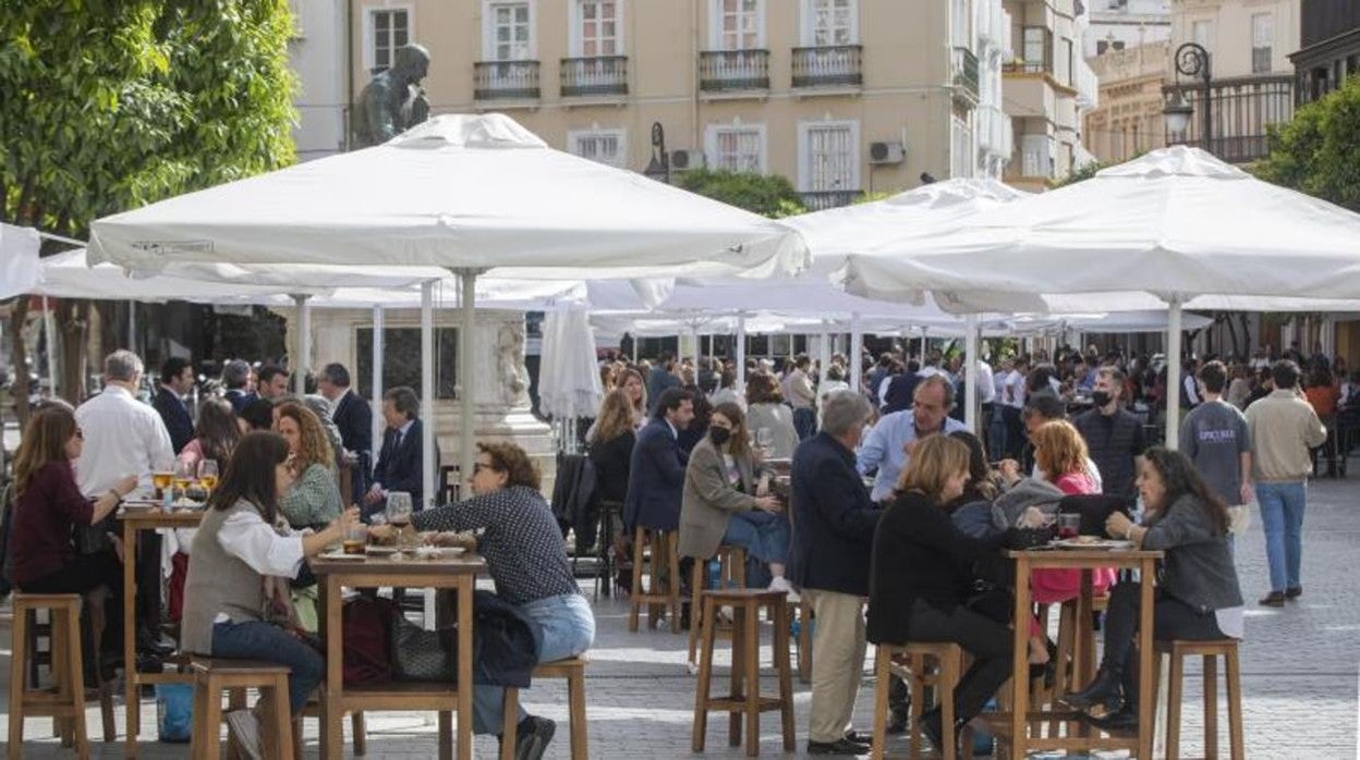 Los bares y comercios podrán abrir hasta las 22.30 horas de la noche