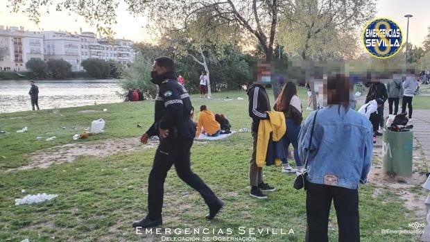 La Policía Local denuncia a 60 personas que hacían botellón en la zona de Capote en Sevilla