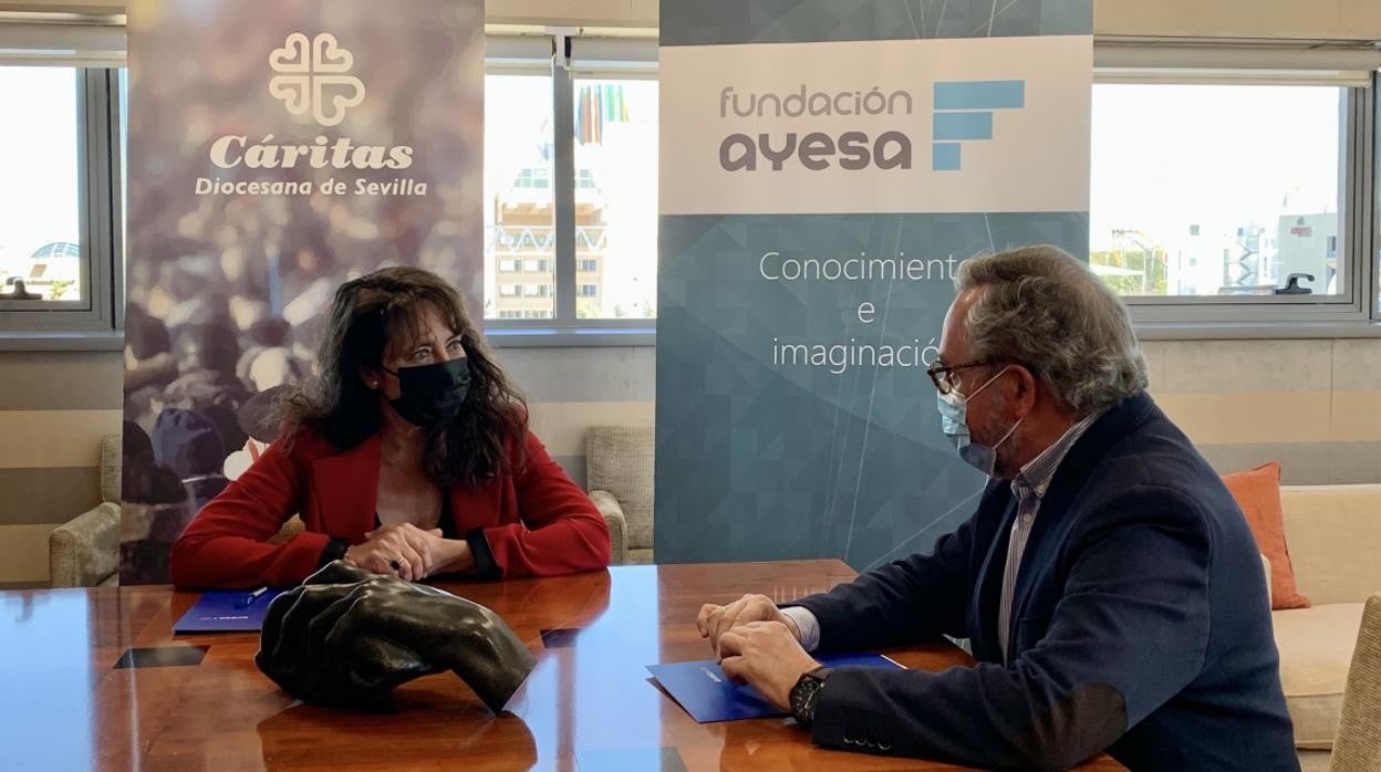 Ana Manzanares y Mariano Pérez de Ayala durante la firma del convenio