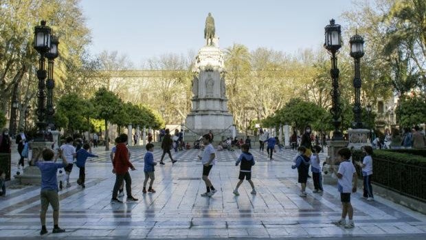 Los niños toman las plazas del centro de Sevilla