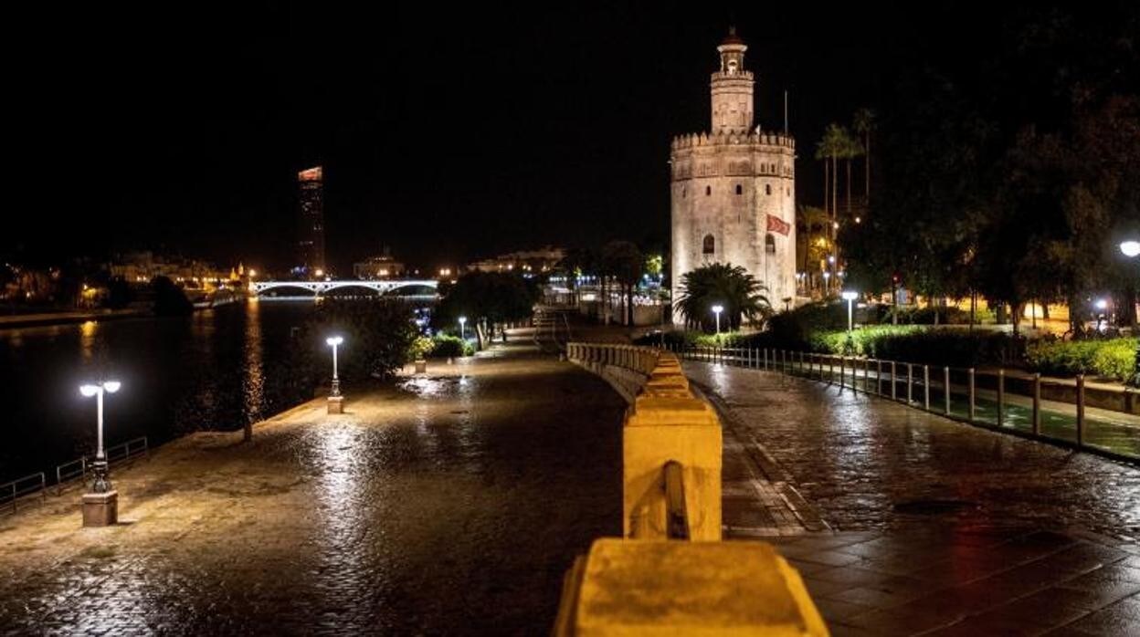 Imagen nocturna de la Torre del Oro y el paseo de Marqués de Contadero