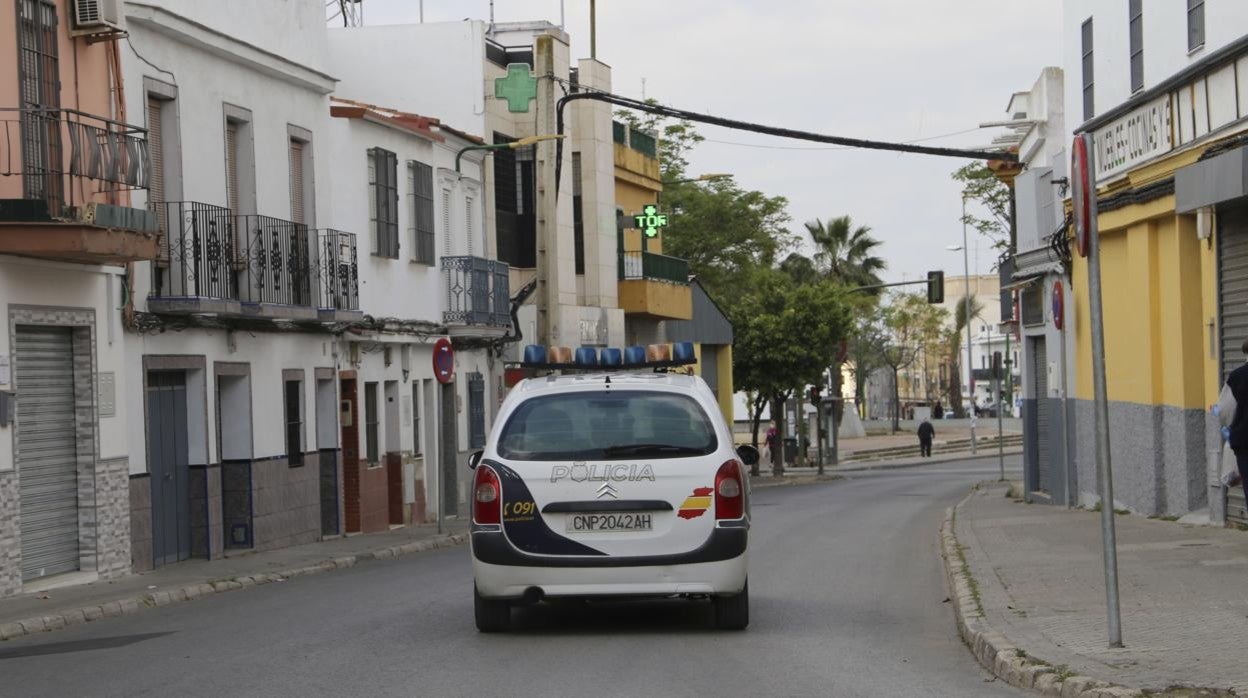 Un coche patrulla de la Policía Nacional en el barrio de Torreblanca