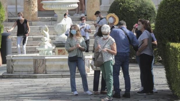 La Policía detecta irregularidades en pisos turísticos de una empresa clandestina tras una fiesta ilegal en Sevilla