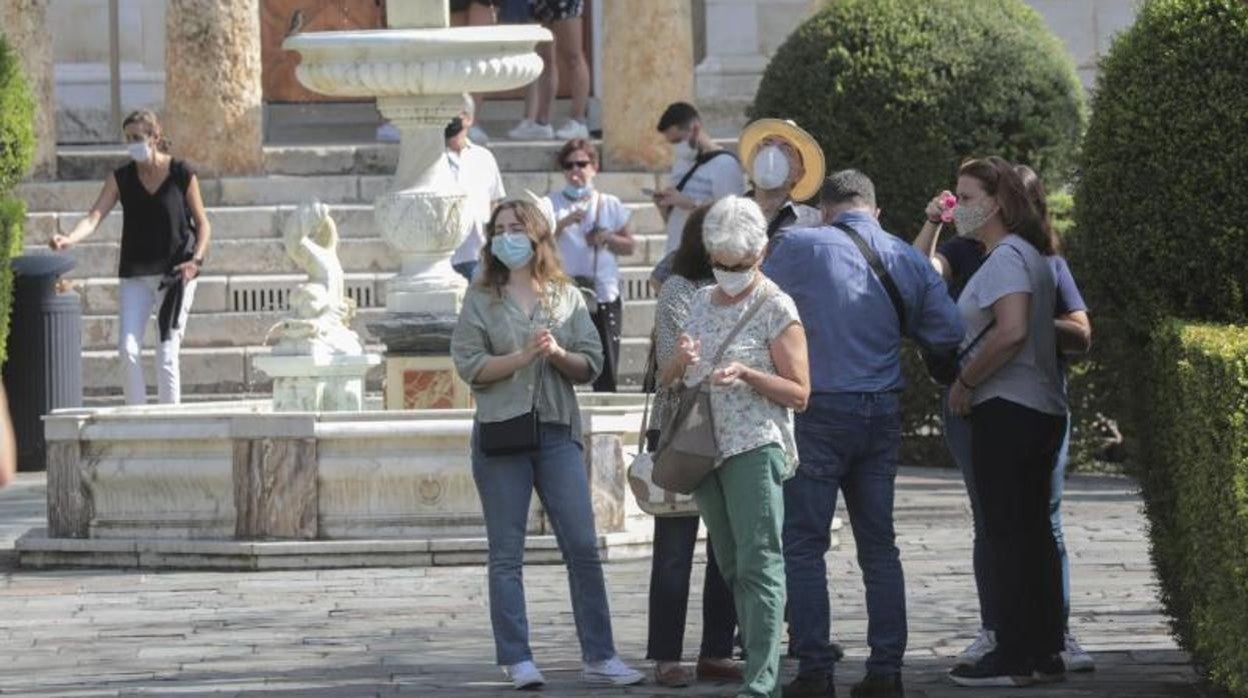 Un grupo de turistas por el centro de Sevilla