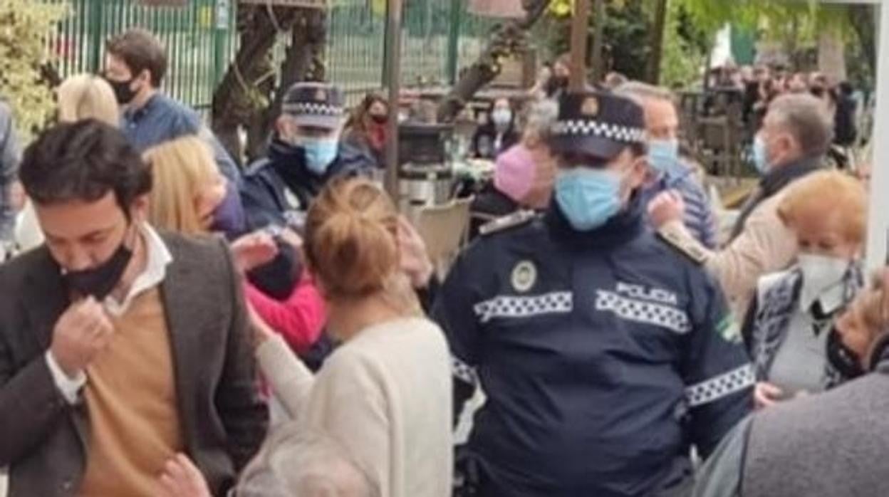 Agentes de la Policía Local, en la inspección al bar El Principico