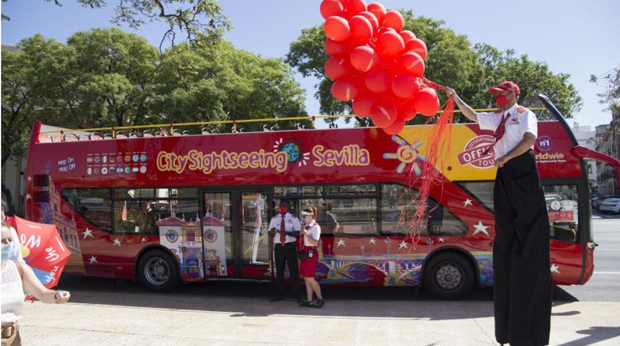 Uno de los autobuses turísticos de Sevilla