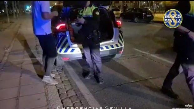 La Policía detiene a un conductor ebrio que se dio a la fuga tras golpear a un ciclomotor en el Prado