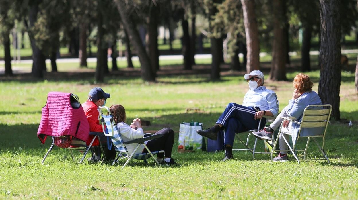 Un grupo de personas disfruta de una jornada de parque