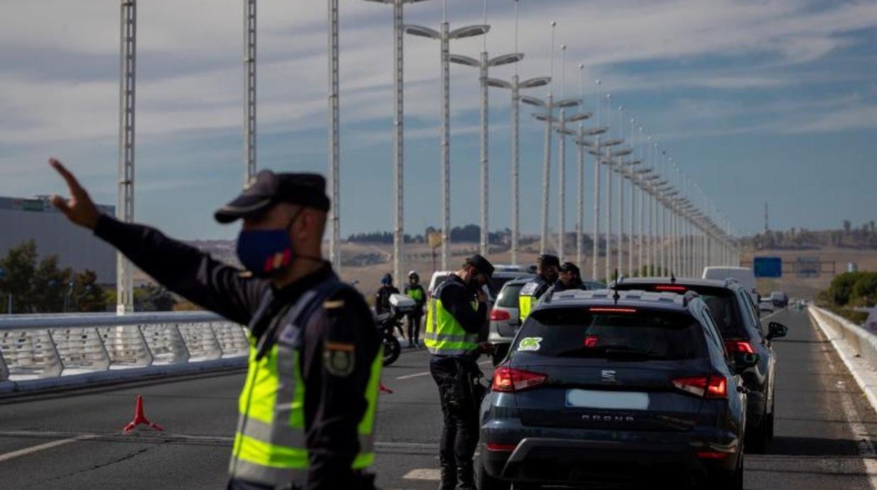 Control de la Policía Nacional en la salida de Sevilla del Puente del Alamillo