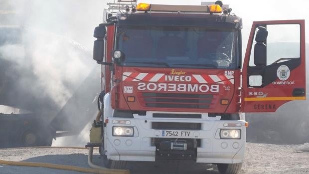 Tres afectados por inhalación de humo en un incendio en una casa de Umbrete