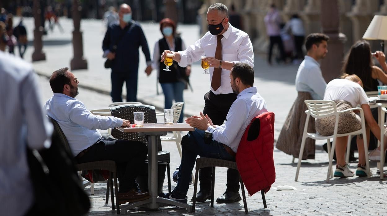 Ambiente el pasado Domingo de Ramos en la terraza de un céntrico bar de Sevilla