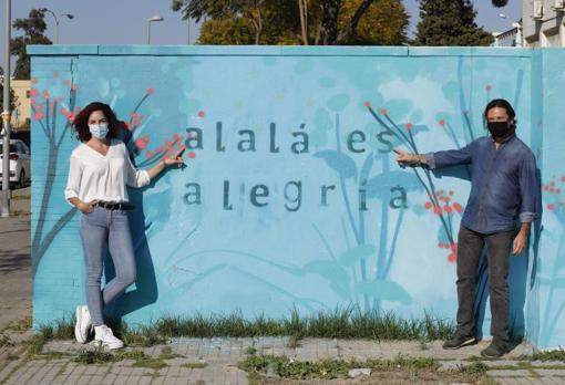 María Ortega Estepa y Pepe Yáñez, ante el mural que han realizado para Alalá