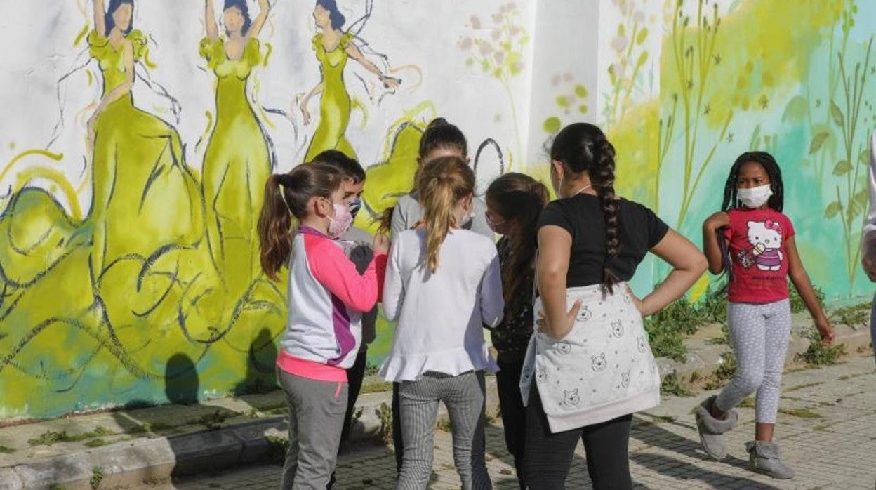 Niños del taller de artes plásticas de la Fundación Alalá que han colaborado en el mural