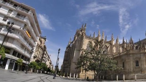 Patrimonio rechaza un panel cerámico en la Puerta de Jerez de Sevilla para celebrar la coronación de María Auxiliadora