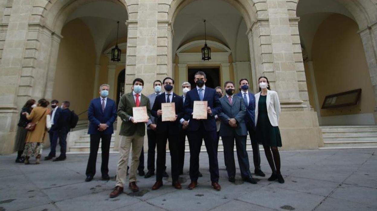 Los hosteleros sevillanos presentando las firmas para solicitar la medalla de Sevilla